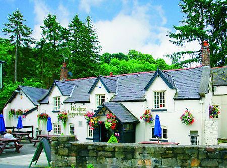 Hotel We Three Loggerheads Gwernymynydd Exterior foto