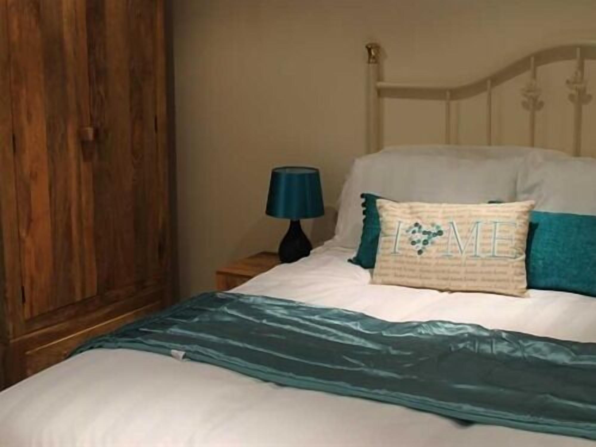 Hotel We Three Loggerheads Gwernymynydd Exterior foto